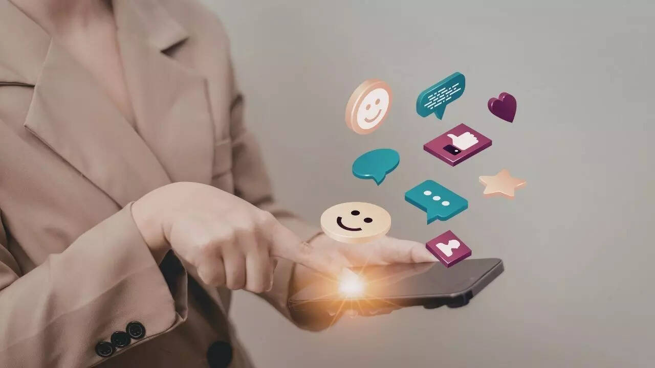 Use social media carefully while travelling