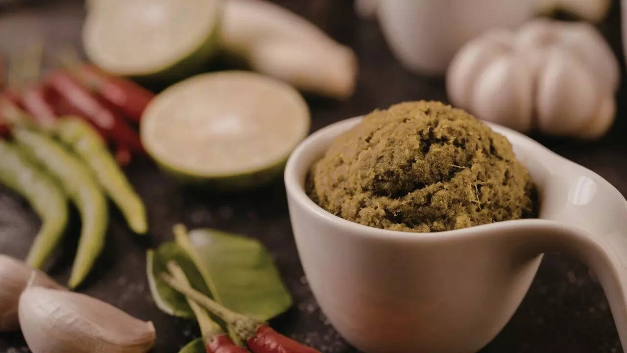 Common pickle-making mistakes: Ingredients that can ruin homemade pickles | 3 Fresh garlic paste or ginger paste