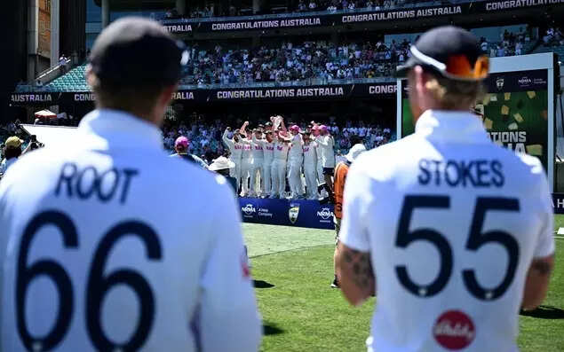 Joe Root and Ben Stokes watch as Australia lift the Ashes crystal urn after losing the Fifth Test in the 2025/26 Ashes Series at Sydney Cricket Ground on January 08, 2026 in Sydney, Australia. (Photo/Getty Images)
