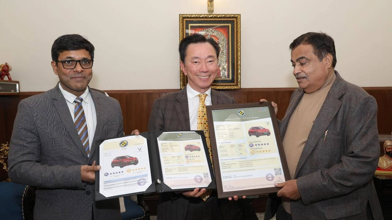 VinFast VF 6 receives 5-star Bharat NCAP certification from Shri Nitin Gadkari.