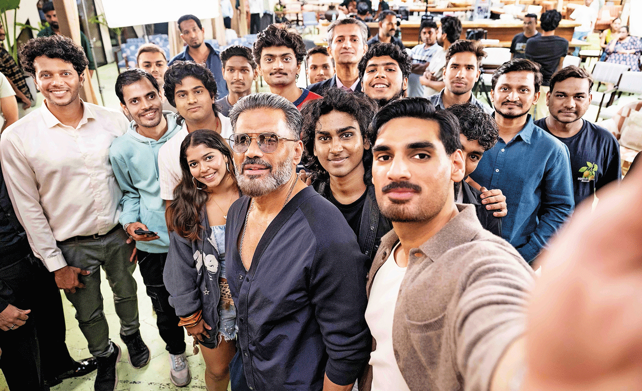 Pb_Suneil-&-Aahan-Shetty-voor-Bombay-Times-Live-71