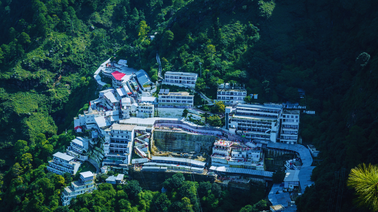 Vaishno Devi yatra temporarily suspended due to heavy snowfall; chopper services also hit | 4 vaishno devi