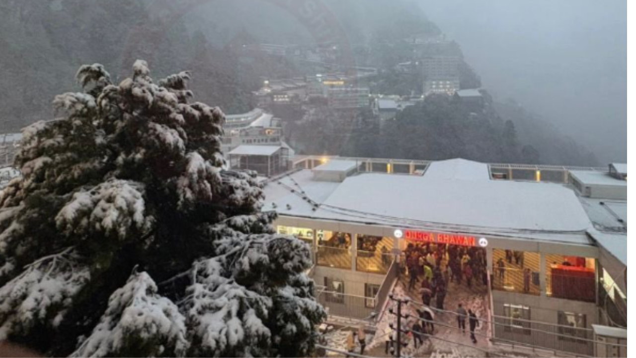 Vaishno Devi yatra temporarily suspended due to heavy snowfall; chopper services also hit | 2 vaishno devi snowfall