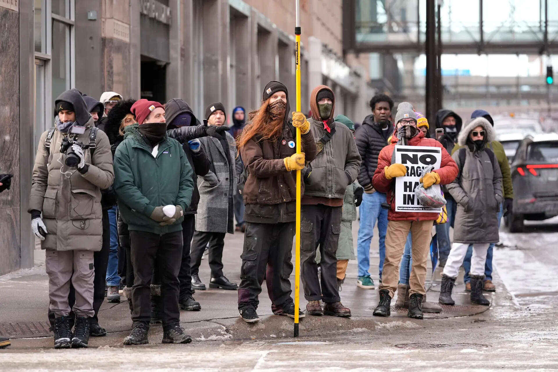 Photos show anti-ICE crowd chase off pro-ICE demonstrators from Minneapolis streets