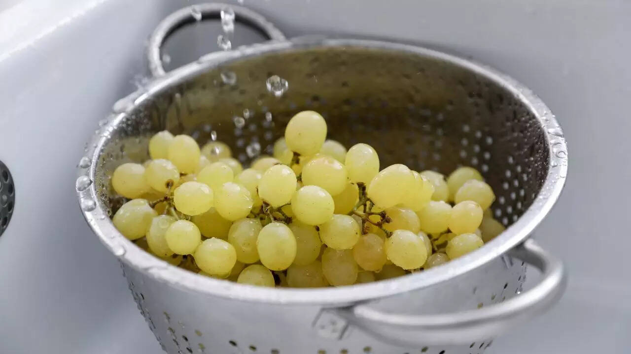 How to wash grapes before eating