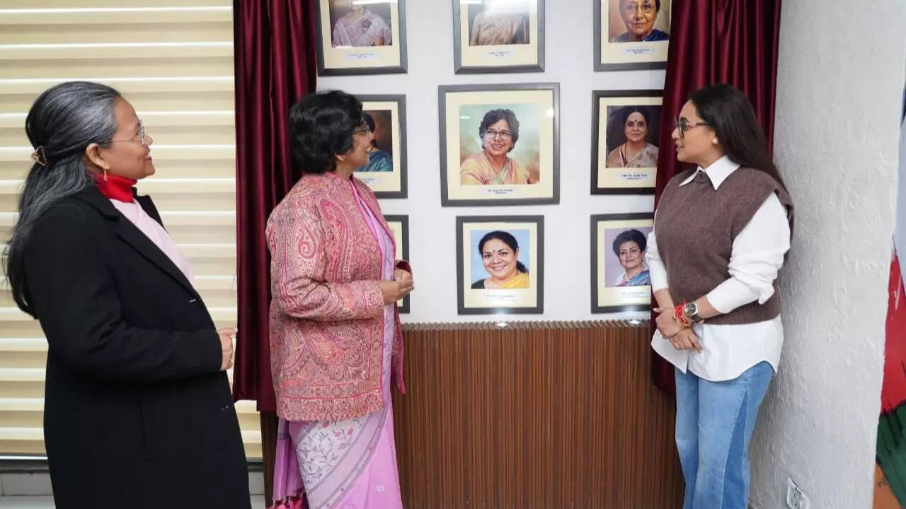 During the programme, Rani Mukerji inaugurated the Commission’s new ‘Wall of Fame’. This space honours former and current Chairpersons of the National Commission for Women. During the programme, Rani Mukerji inaugurated the Commission’s new ‘Wall of Fame’. This space honours former and current Chairpersons of the National Commission for Women.