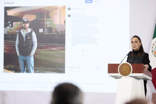 A presidente do México, Claudia Sheinbaum, compartilhou esta foto de Ryan Wedding e afirmou que ele estava se entregando. Esta foto, no entanto, foi considerada falsa e gerada por IA.