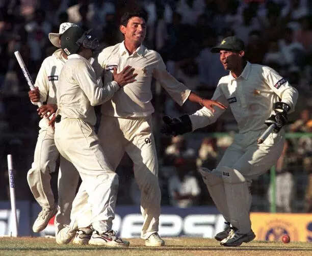 Pakistani off-spinner Saqlain Mushtaq (C) celebrates with teammates after dismissing Indian batsman Javagal Srinath. (Photo/GettyImages)