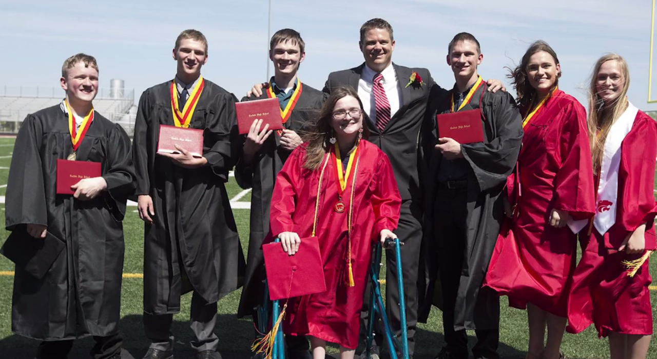 McCaughey செப்டப்லெட்ஸ் உயர்நிலைப் பள்ளியில் பட்டம் பெற்றார்