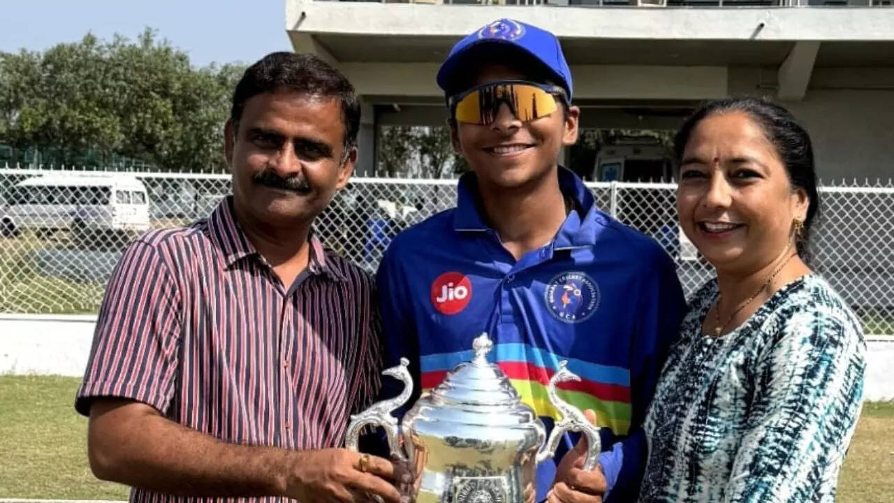 पालकांसह वेदांत त्रिवेदी (विशेष व्यवस्था)