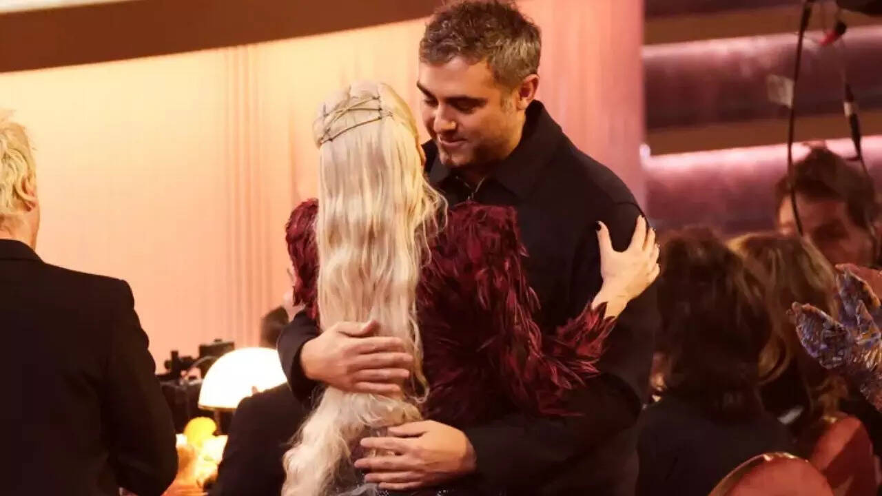 Lady Gaga's hug with fiancé Michael Polansky<br><br>