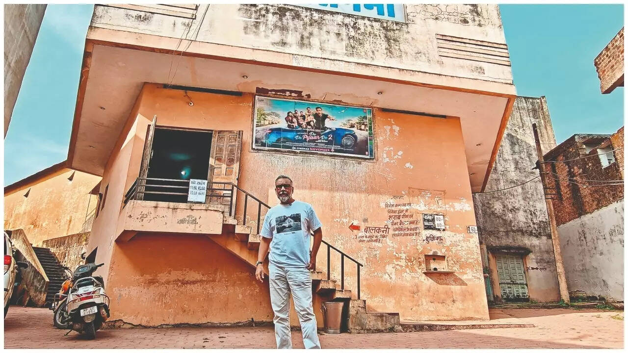 Anubhav Sinha afuera de un pequeño teatro en Vidisha.