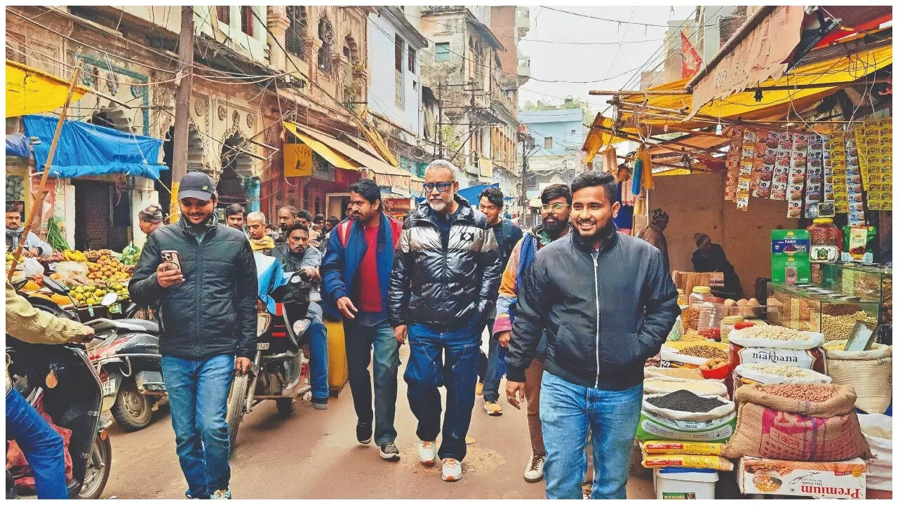 Anubhav Sinha camina por las calles de Prayagraj