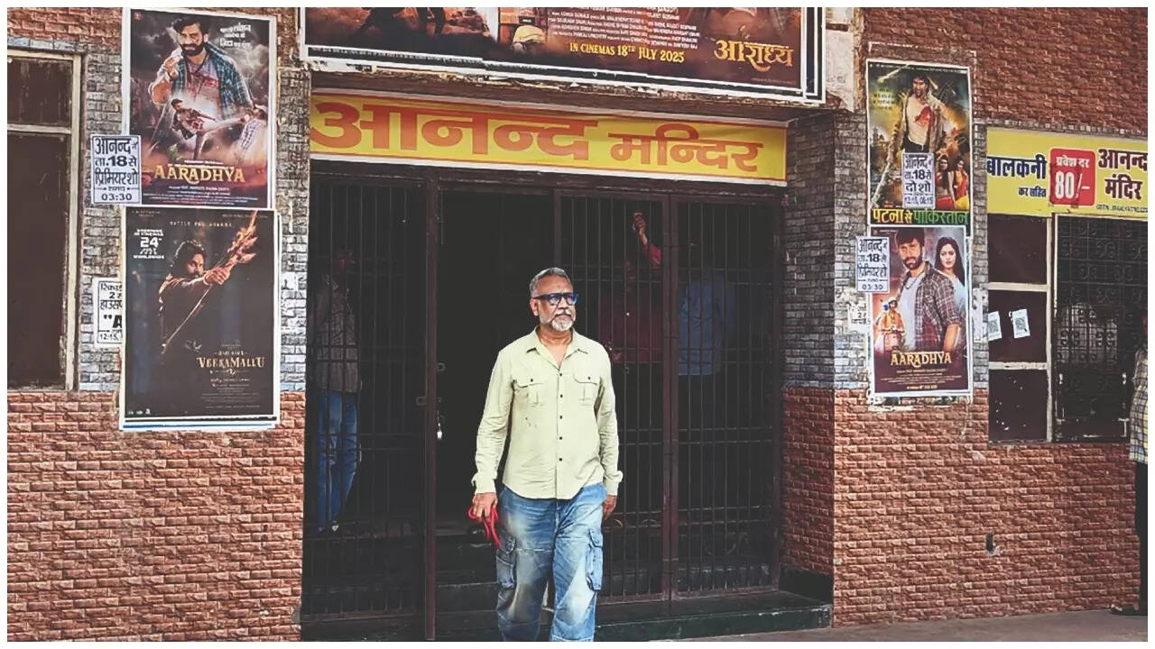 Anubhav Sinha visitó Anand Mandir, una sala de cine local en Benarés.