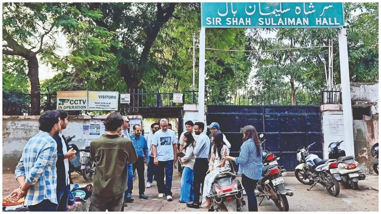 Un grupo de jóvenes cineastas de Aligarh están en contacto con Anubhav Sinha