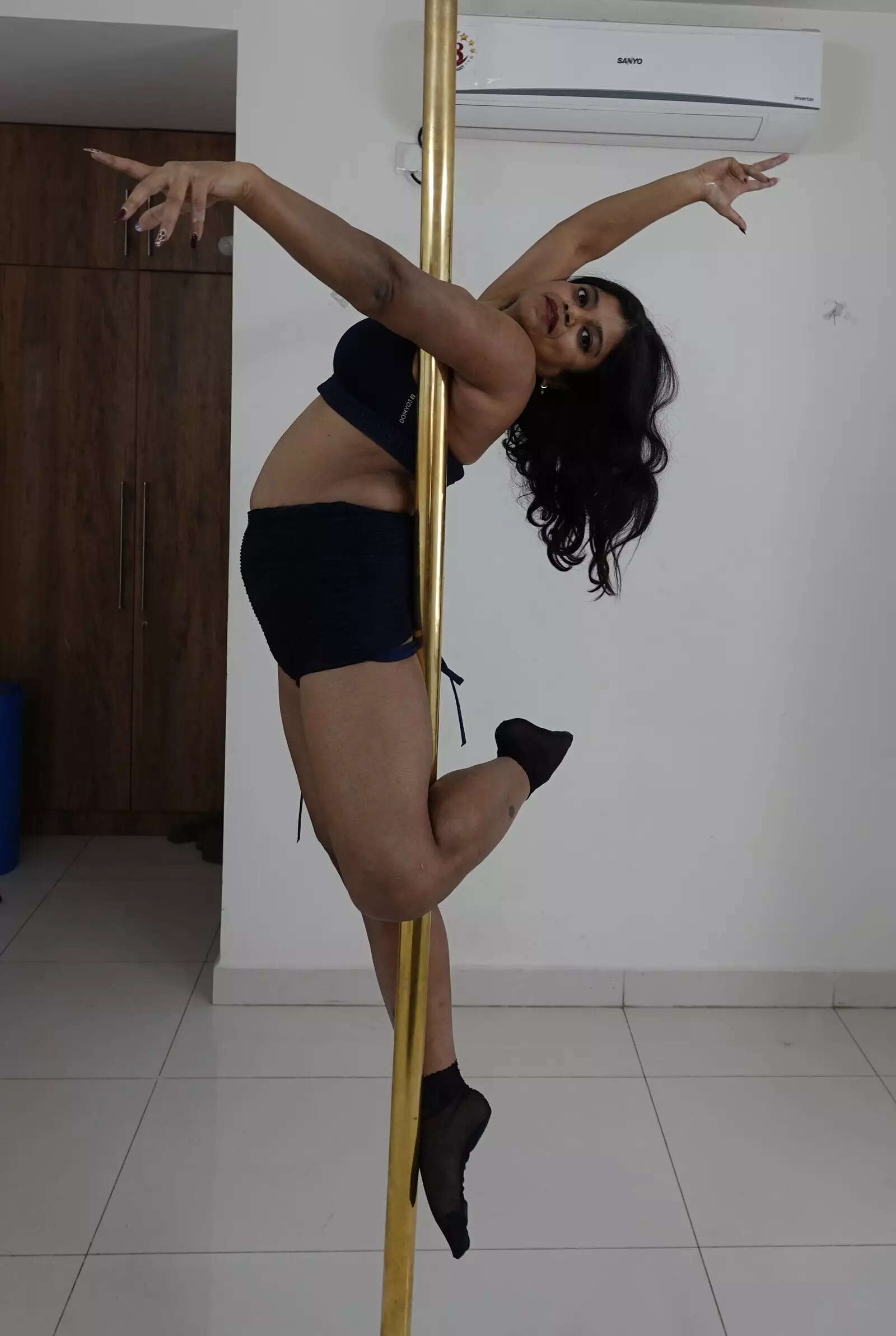 Prachita K, pole dance