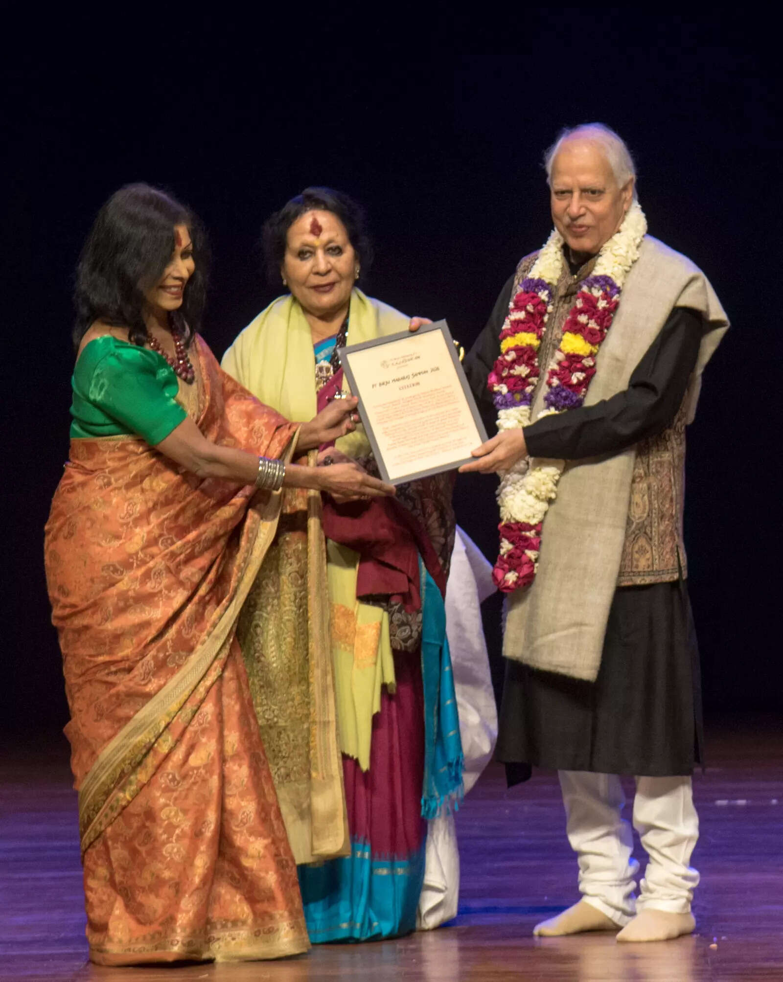 Dr Sonal Mansingh and Shovana Narayan presented the award to Pt Sajan Misra Dr Sonal Mansingh and Shovana Narayan presented the award to Pt Sajan Misra