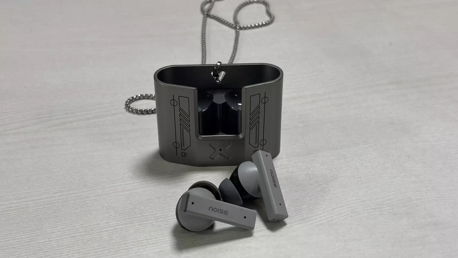 Unique lidless metal case