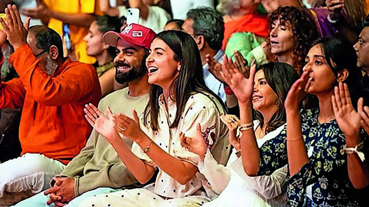 Anushka Sharma, Virat Kohli with friend and Lucknowite Ameira Punvani were spotted groving to Bhajans at a spiritual event