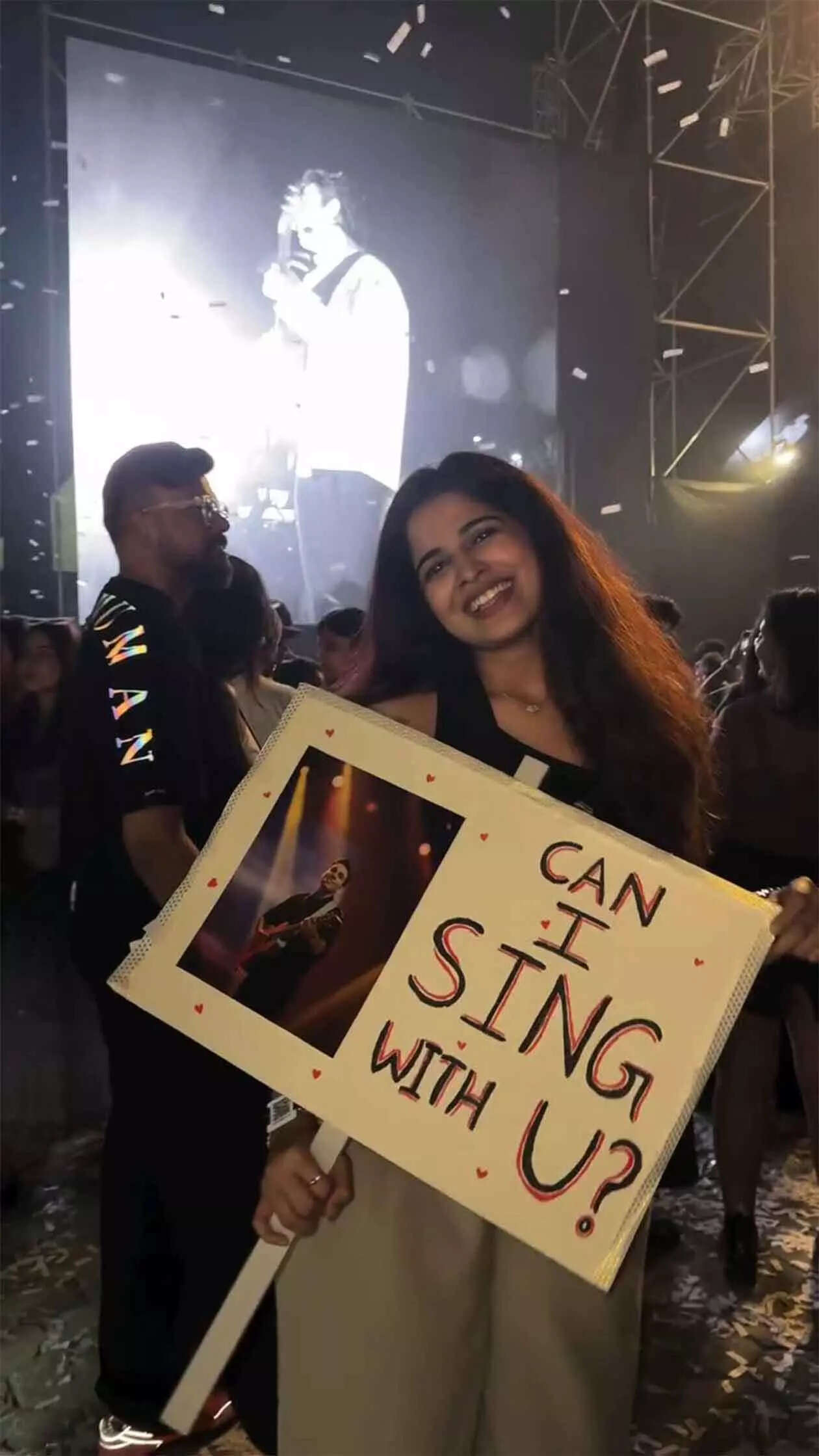 Anuv Jain concert fan