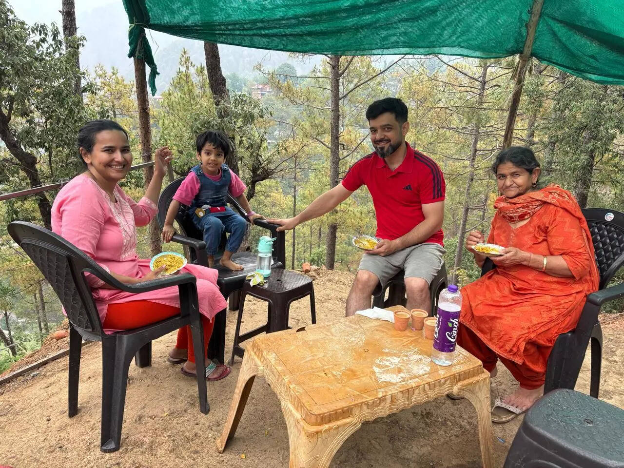 இனிகா ஷர்மா தனது குடும்பத்துடன் (பட உதவி: ராமன் ஷர்மா)