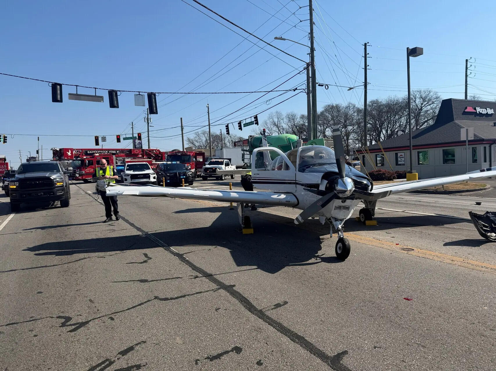Small plane makes an emergency landing on a busy Georgia road and strikes 3 vehicles
