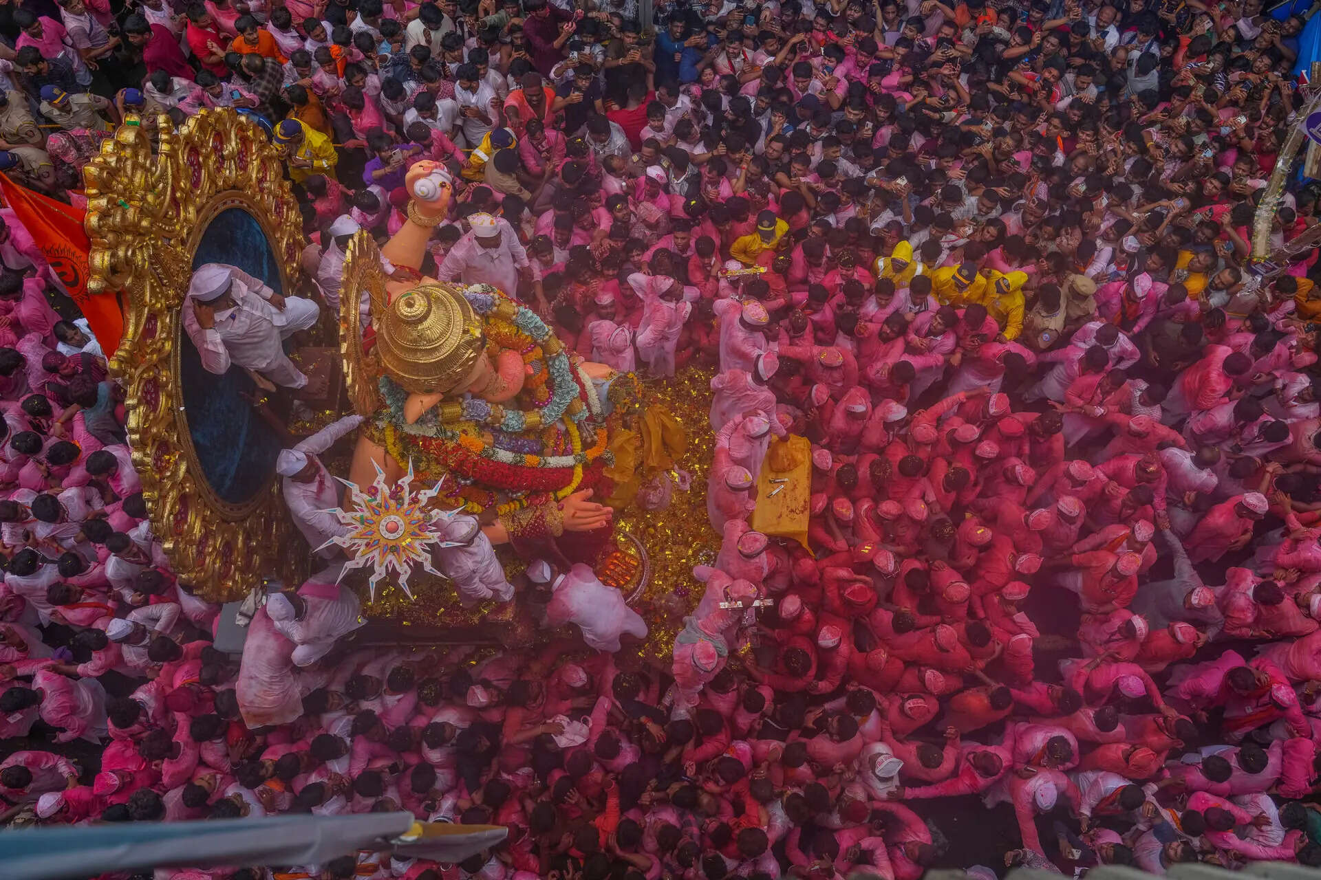 Le foto mostrano gli indiani che celebrano l'ultimo giorno di Ganesh Chaturthi che termina con l'immersione in mare