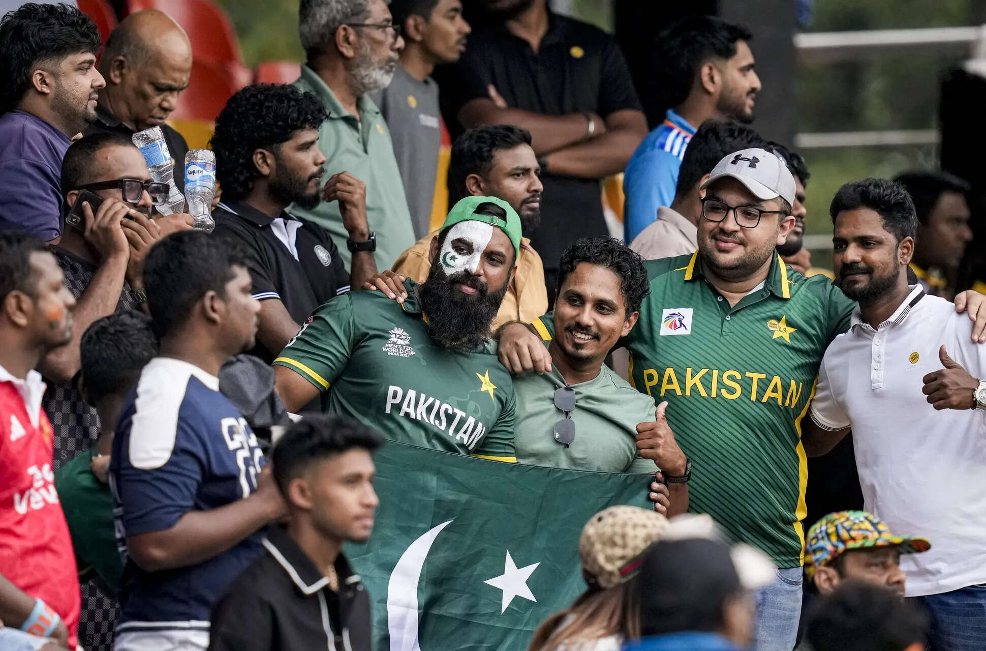 pakistan-fans.jpg