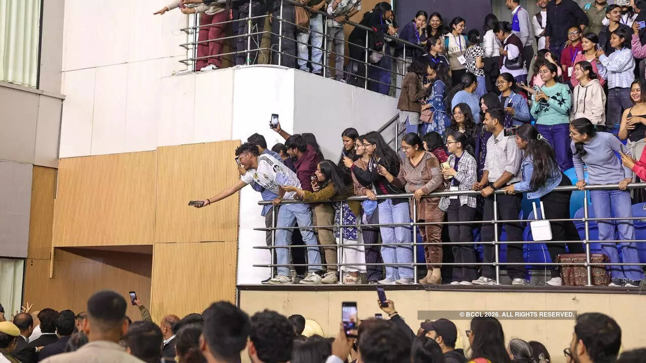 Students interacted from the balcony of the hall, even leaning on the railing to catch a picture or wave Students interacted from the balcony of the hall, even leaning on the railing to catch a picture or wave