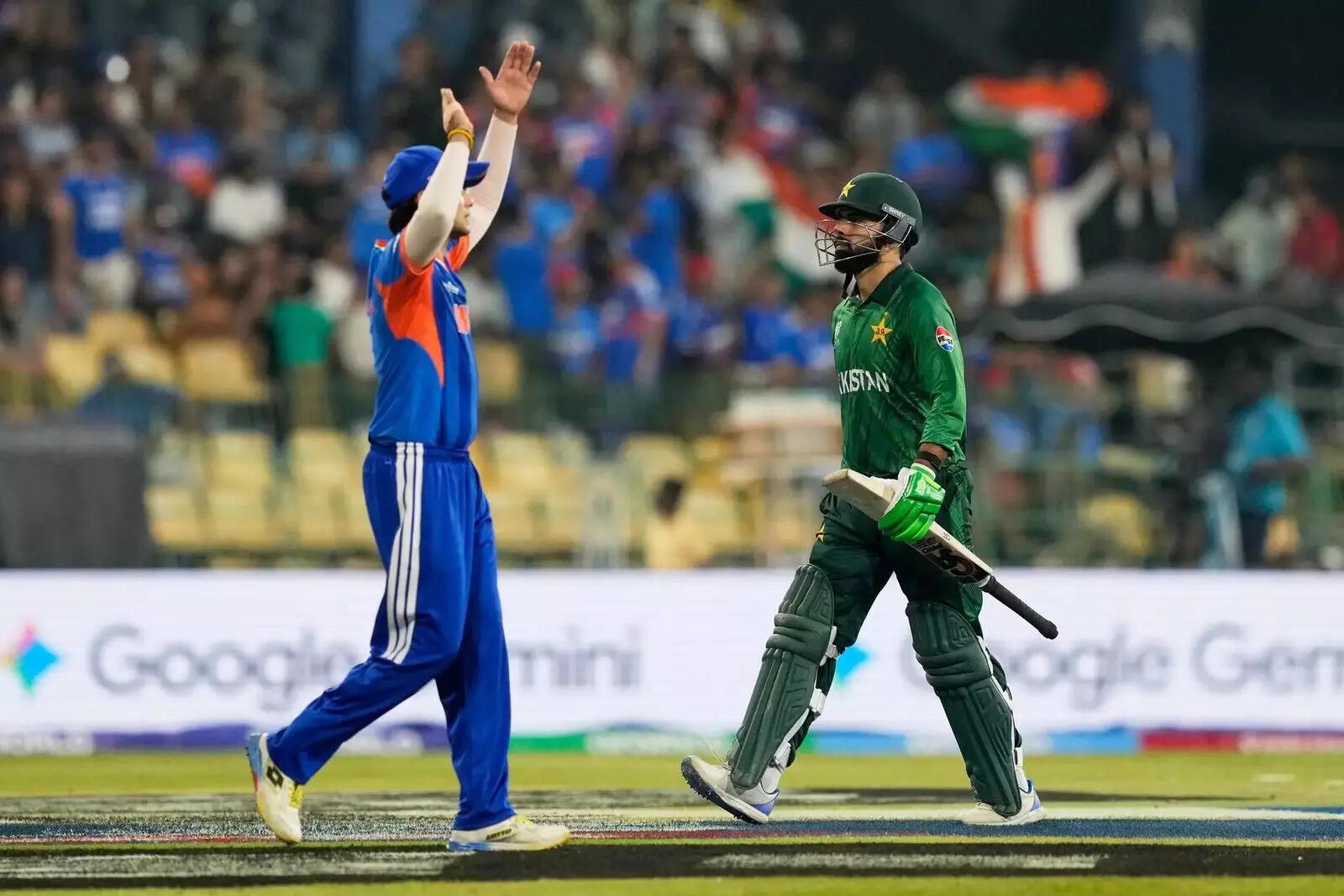 পাকিস্তানের শাদাব খান, ডানে, উইকেট হারানোর পর মাঠ ছেড়েছেন যখন অভিষেক শর্মা ভারত ও পাকিস্তানের মধ্যে কলম্বো, 15 ফেব্রুয়ারী, 2026, রবিবার টি-টোয়েন্টি বিশ্বকাপ ক্রিকেট ম্যাচের সময় উদযাপন করছেন। (এপি ছবি)