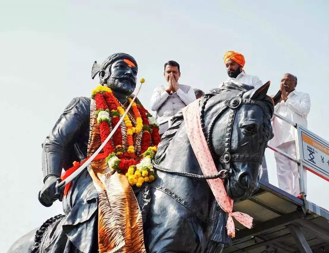 कोल्हापुर, 15 दिसंबर (एएनआई)_ महाराष्ट्र के मुख्यमंत्री देवेन्द्र फड़णवीस ने दी श्रद्धांजलि...