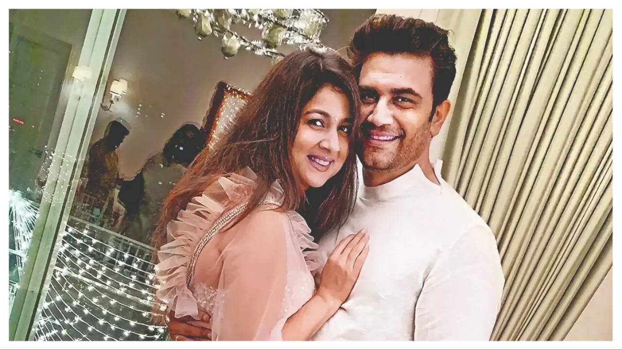 Sharad with his wide, actress Keerti Gaekwad