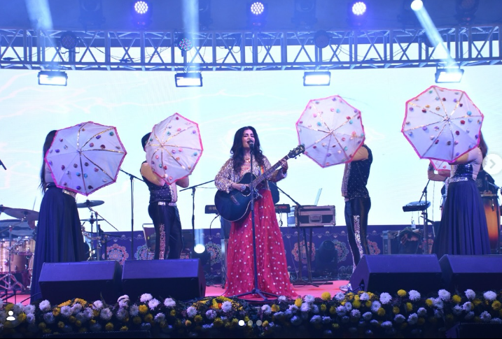 Shibani Kashyap took the stage and turned the open grounds into a sing-along zone