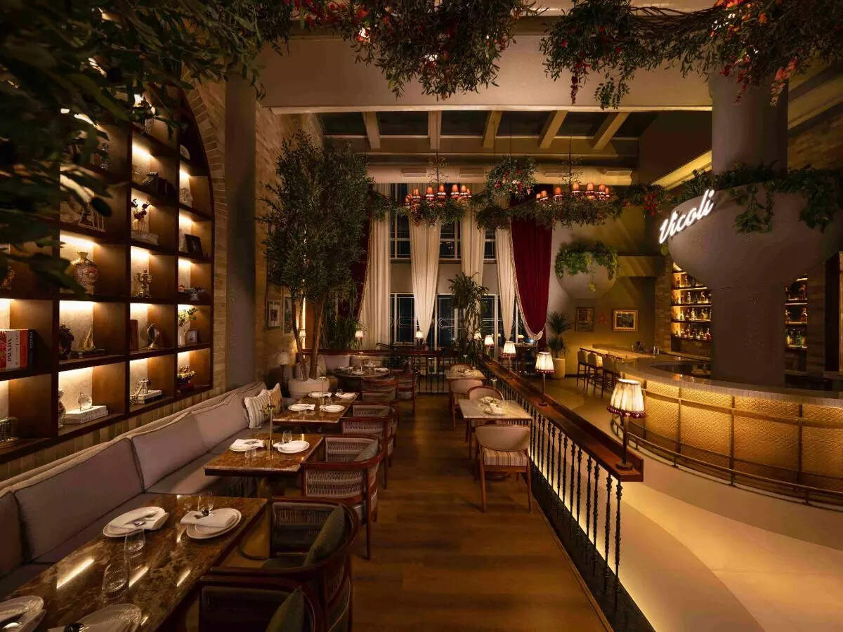 Vicoli Indoors.jpg இல் மாலை