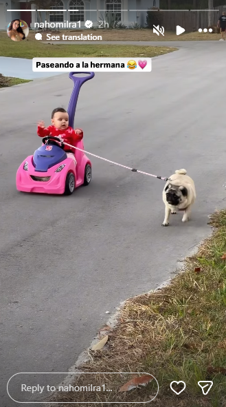 नाहोमी और फ़्रांसिस्को की बेटी अपने पालतू कुत्ते के साथ