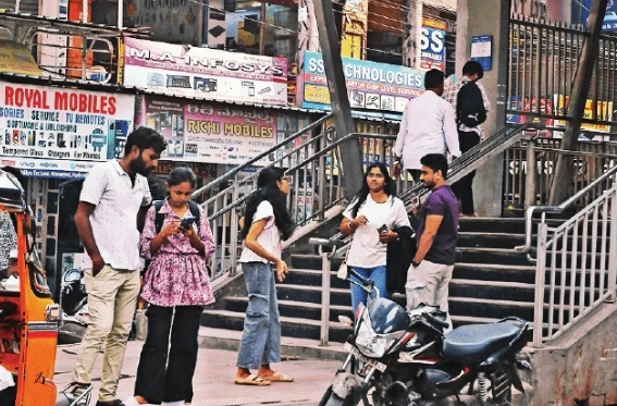 The lack of feeder buses and shared autorickshaws worsens the problem for commuters, particularly during rush hour