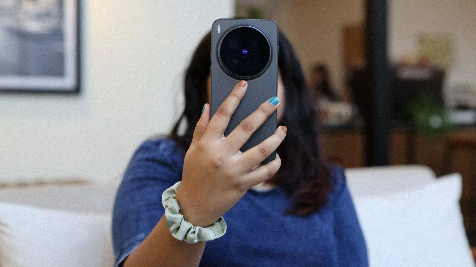 <p class="font-claude-response-body break-words whitespace-normal leading-[1.7]">The Vivo X300 Pro doesn't hide what it's built for&mdash;that camera island dominates the back, and for good reason</p>