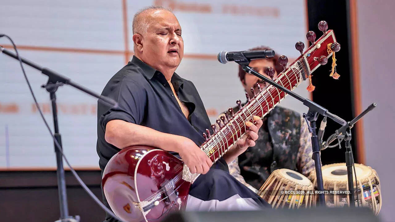 Shujaat Husain Khan wove in ragas like Maru Bihag, alongside Sufi compositions and bhajans
