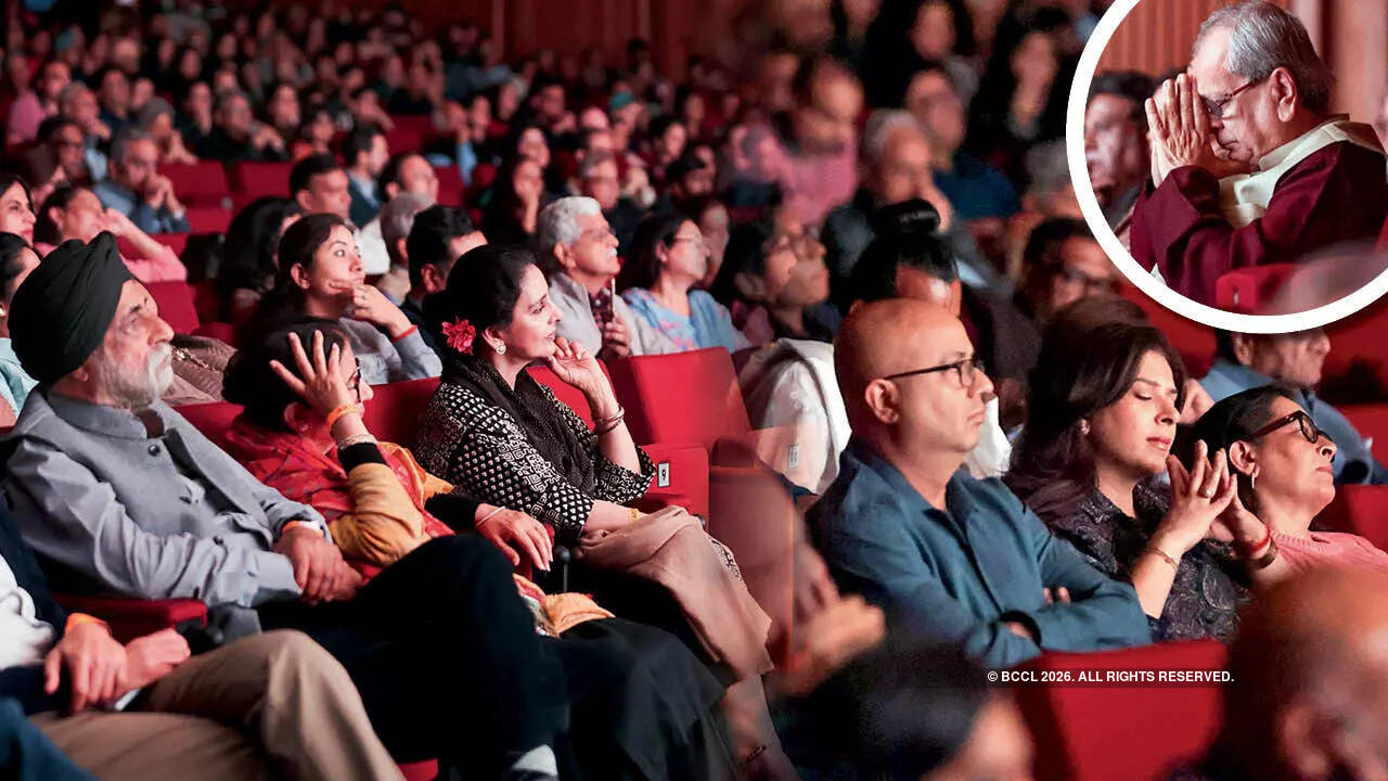 On Rakesh Chaurasia's cue, many in the audience closed their eyes; some swayed gently, others leaned forward, listening intently