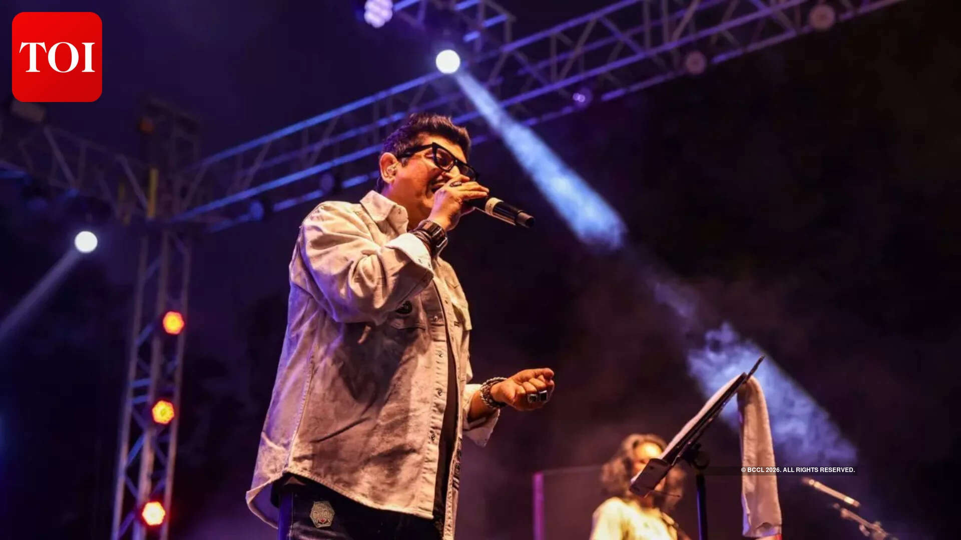 The singer performed full-length tracks rather than mashups The singer performed full-length tracks rather than mashups<br>