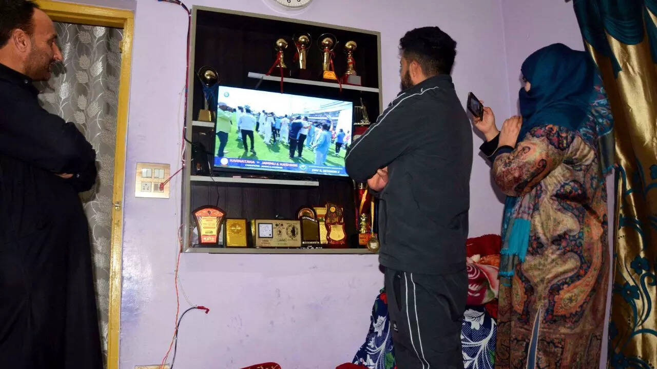 Auqib Nabi's family members watch Ranji Trophy final (TOI Photo)