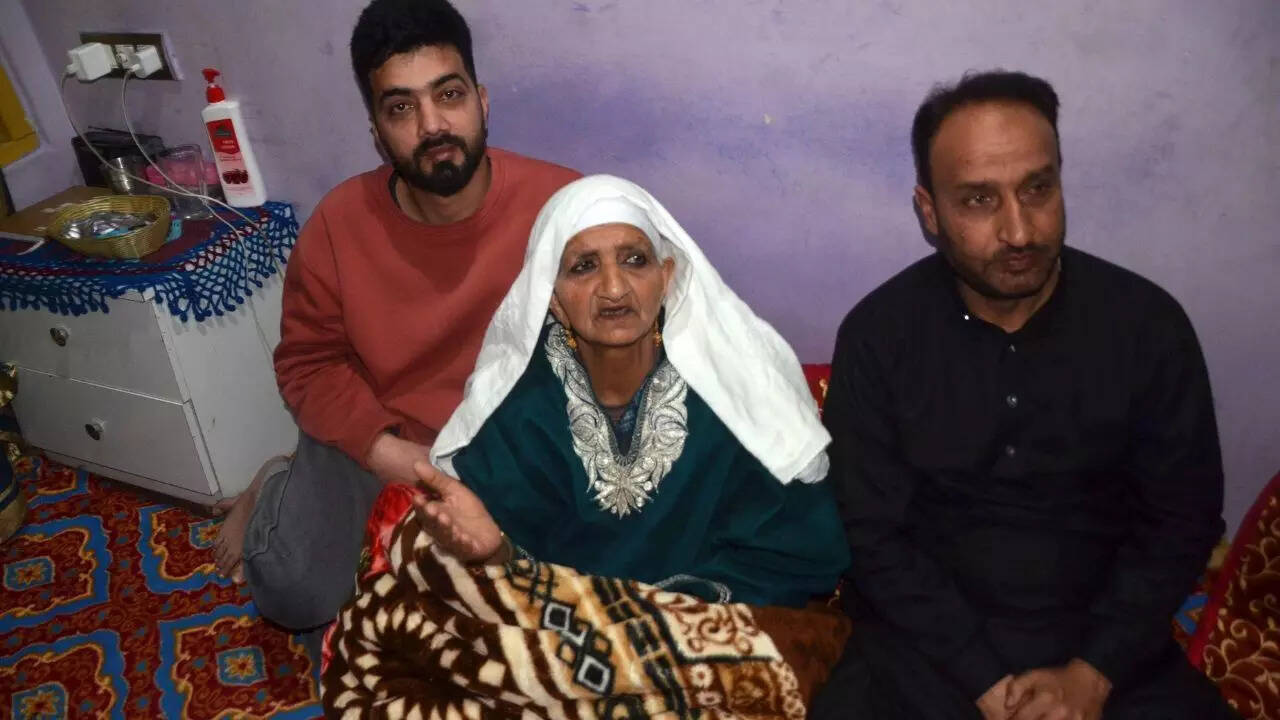 Auqib Nabi's family members (TOI Photo)