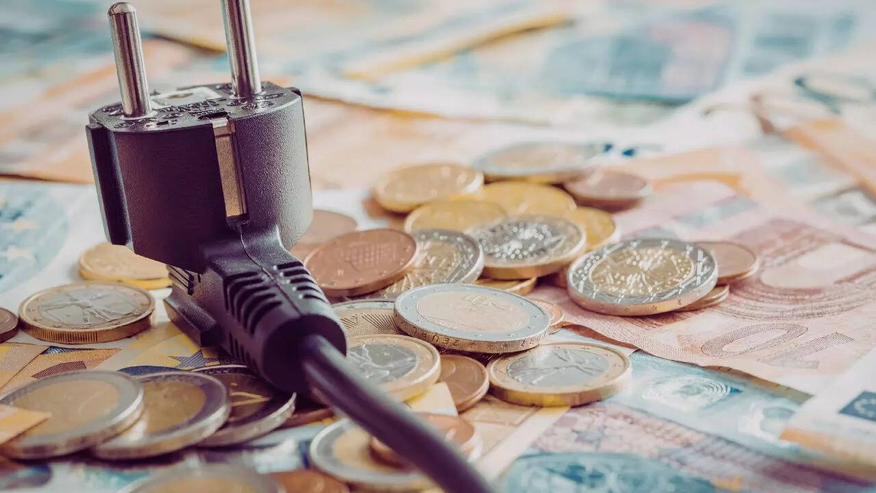 Saving on electricity (Image: Canva)