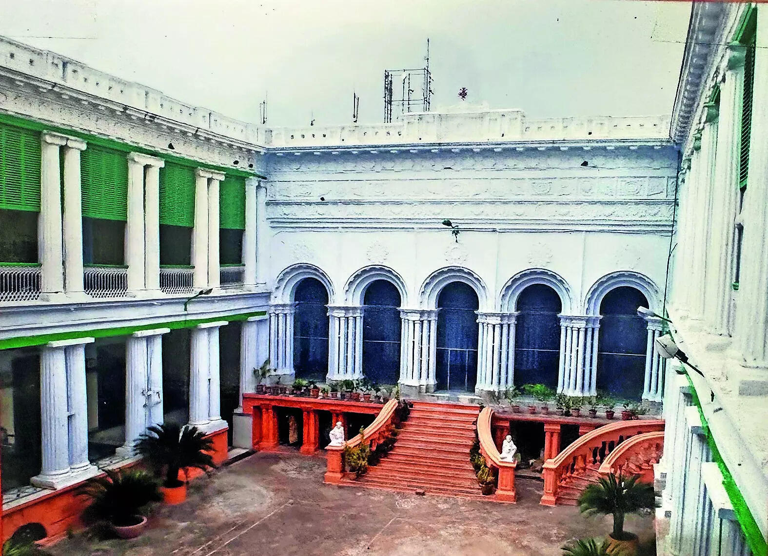 Khelat Ghosh Bhawan in the early 2000s