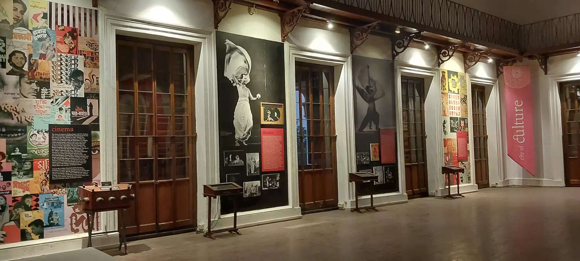 Metcalfe_Hall,_a_heritage_monument_at_Strand_Road,_in_Kolkata_25