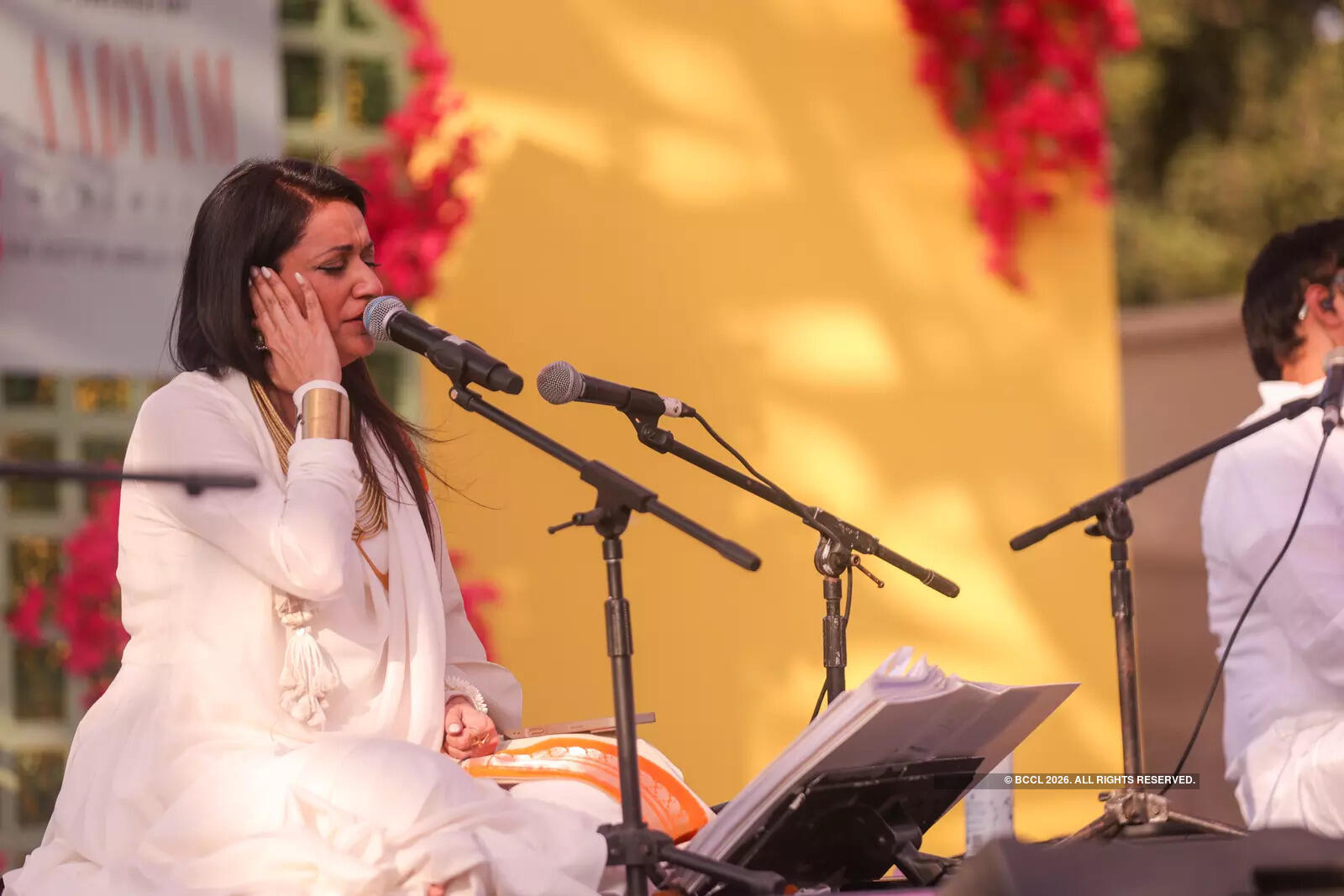 On the Bebaak stage, Sonam Kalra rendered kalaams by Baba Bulleh Shah and Amir Khusrau to the beats of the daff by Sina Fakhroddin Ghaffari, sarangi and flute
