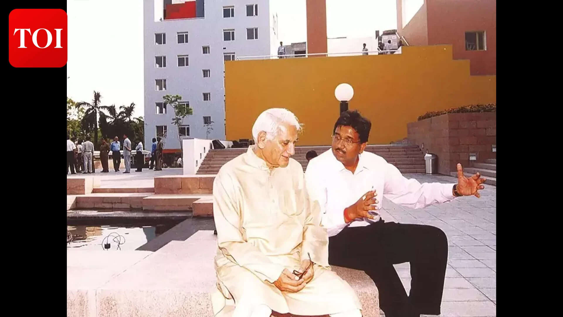 P3_SS_Harshavardhan Neotia, Chairman of Ambuja Neotia Group, with Charles Correa at City Centre Salt Lake Kund area