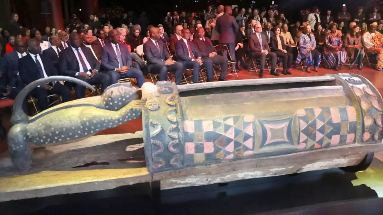 Ceremony marking the return of the Djidji Ayôkwé talking drum.