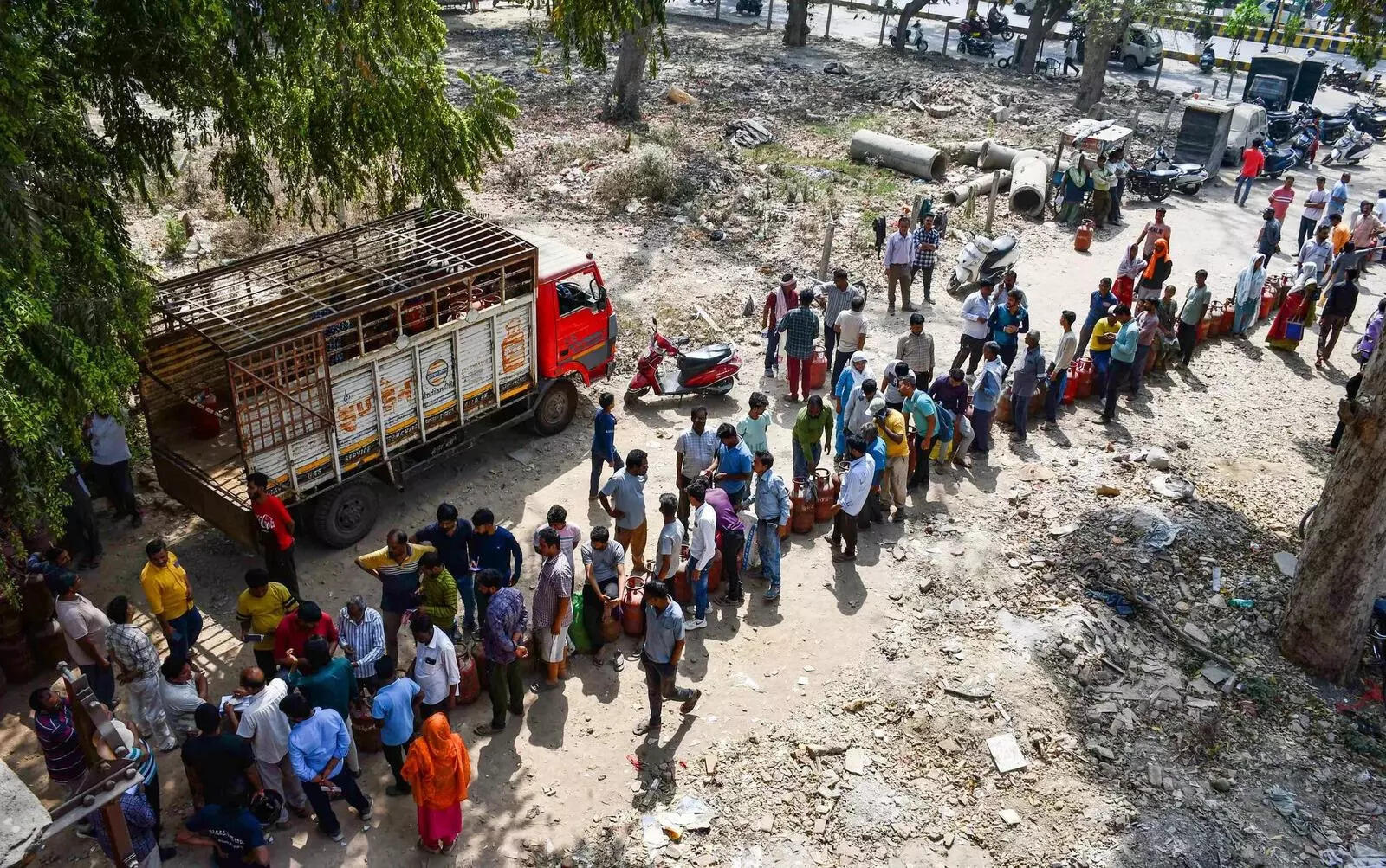 Prayagraj, Mar 17 (ANI)_ People wait in a long queue to refill their LPG cylinde....