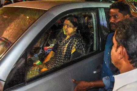 વીકે શશિકલા તેમના પતિ નટરાજનના અંતિમ સંસ્કાર અને અંતિમ સંસ્કાર માટે બેંગલુરુની પરપ્પના અગ્રહારા જેલમાંથી તંજાવુરમાં તેમના વતન ગામ પહોંચ્યા (છબી/પીટીઆઈ)